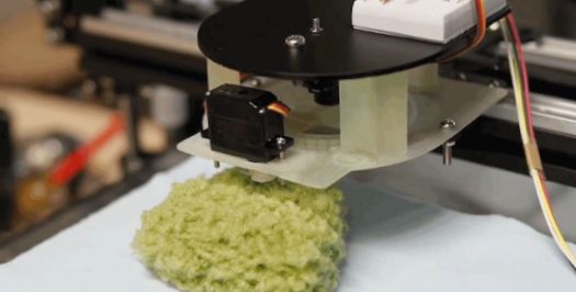 3D принтер, который печатает зеленый сад