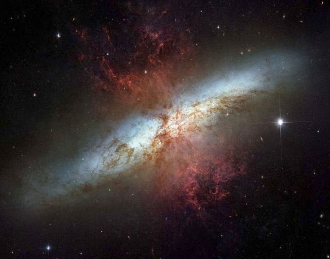 Американские астрономы обнаружили самую маленькую сверхмассивную черную дыру