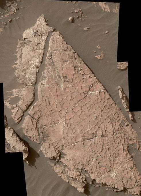 На марсе обнаружены следы грязи.