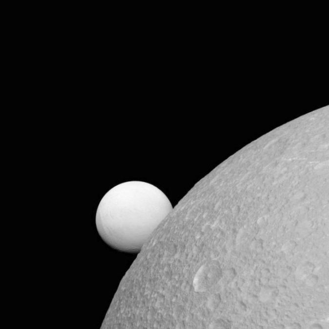 Nasa опубликовало новый снимок сатурна и энцелада