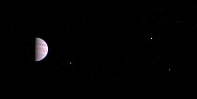 Наса: зонд juno передал первые фотографии юпитера и его спутников