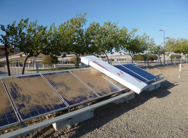 Робот для очистки солнечных панелей в пустыне