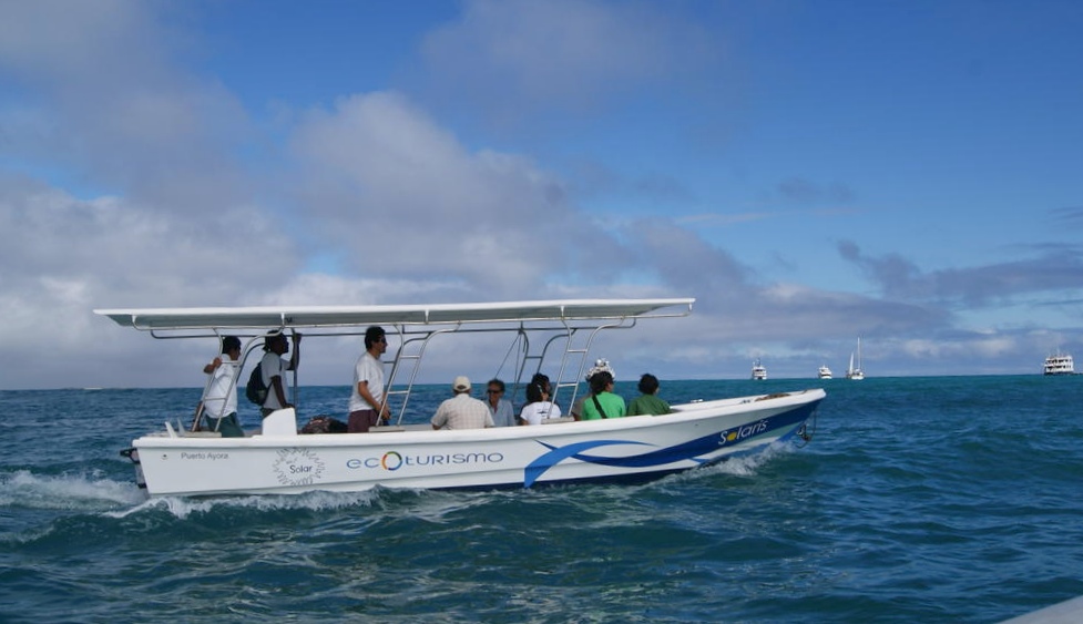 Солнечная лодка перевозит экотуристов по галапагоссам