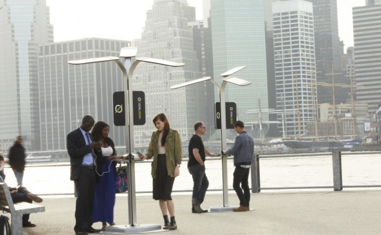 Солнечные зарядки для мобильных устройств на улицах нью-йорка