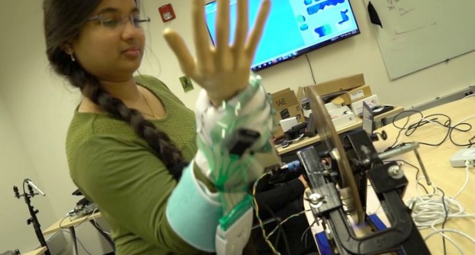 «Умную» перчатку научили измерять силу мышц