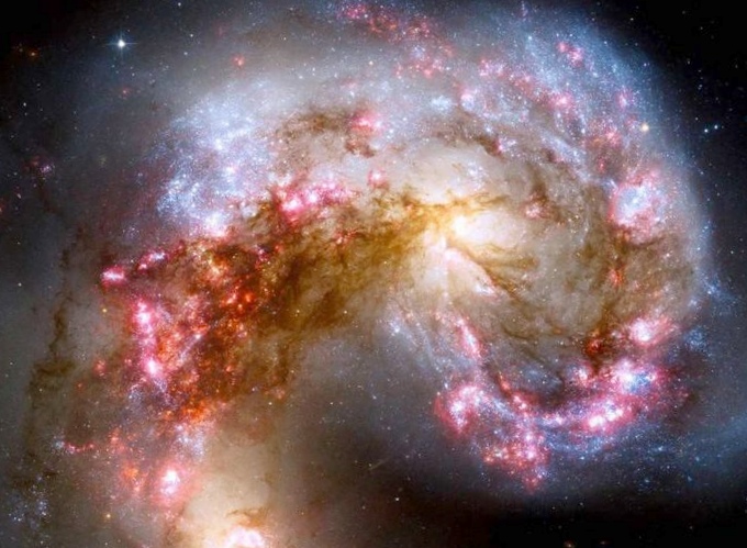 В близлежащей спиральной галактике обнаружена пара активных черных дыр
